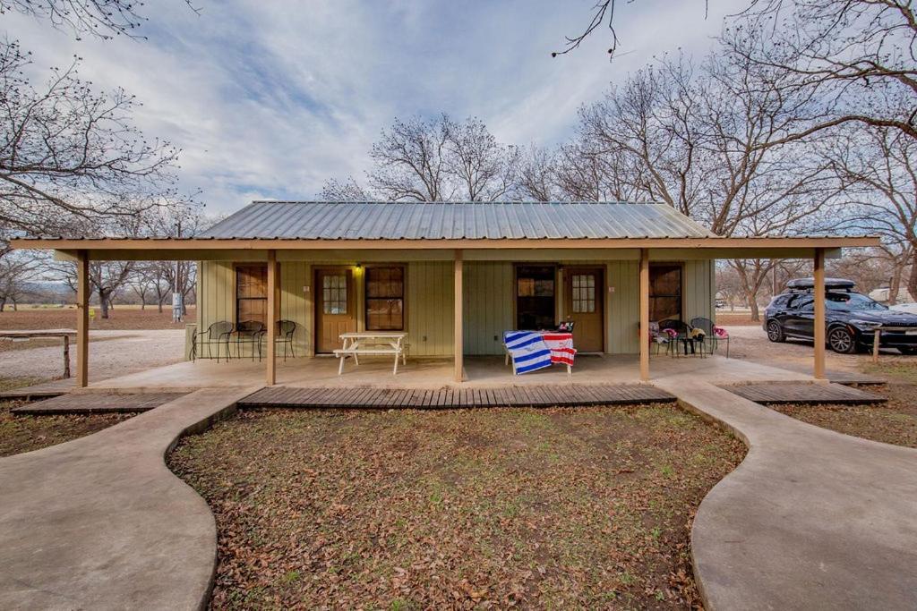 Seven Bluff Cabins Concan Exteriör bild