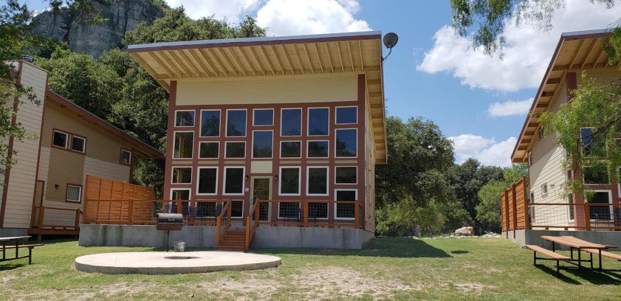 Seven Bluff Cabins Concan Exteriör bild