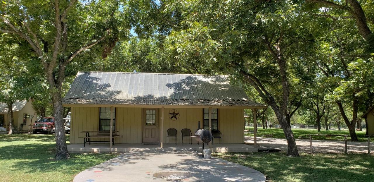 Seven Bluff Cabins Concan Exteriör bild