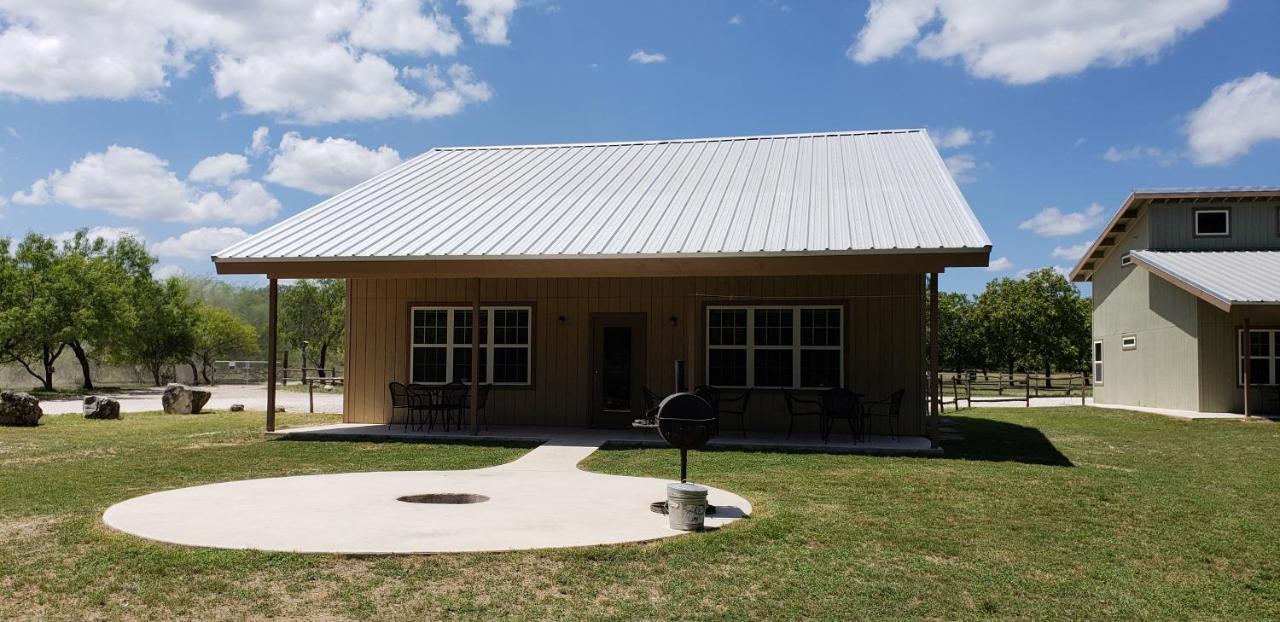 Seven Bluff Cabins Concan Exteriör bild